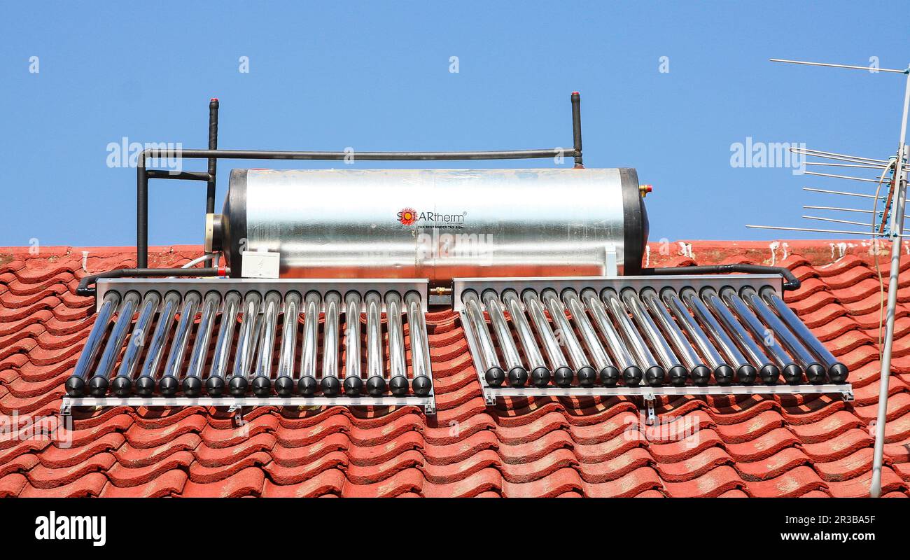Acqua solare riscaldamento tubi su un tetto Foto Stock