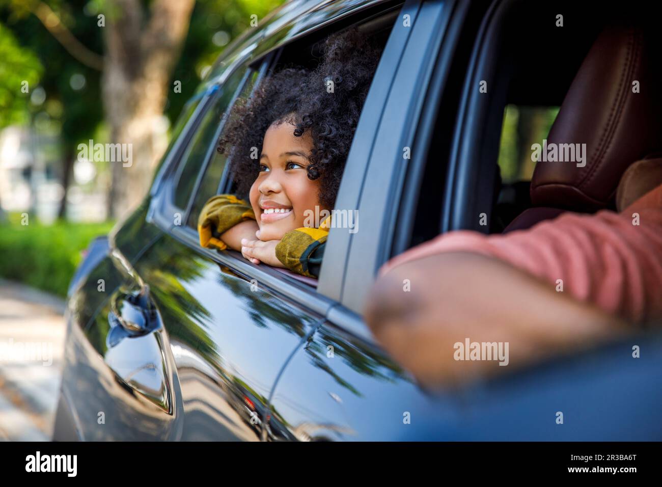 Sorridente ragazza giorno sognando in auto Foto Stock