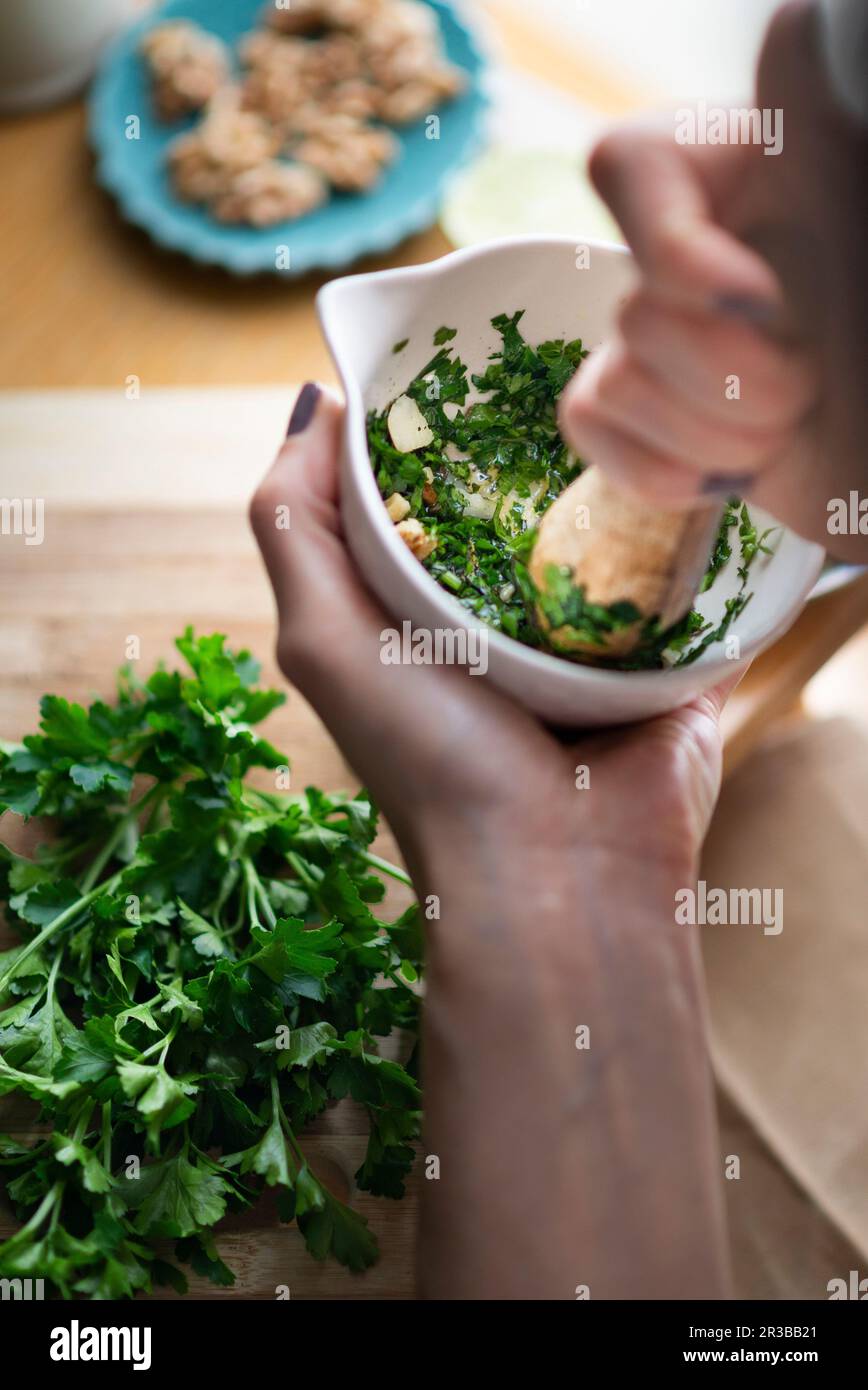 Pesto verde con prezzemolo e menta in un mortaio Foto Stock