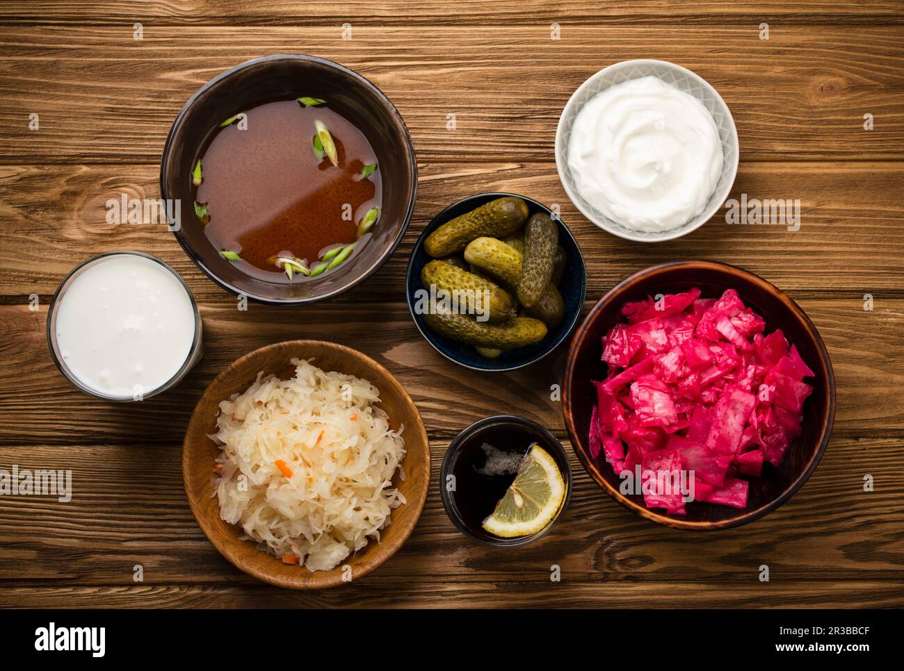 Cibi e bevande fermentati: Kimchi, sottaceti, crauti, minestra di miso, kombucha, yogurt, kefir Foto Stock