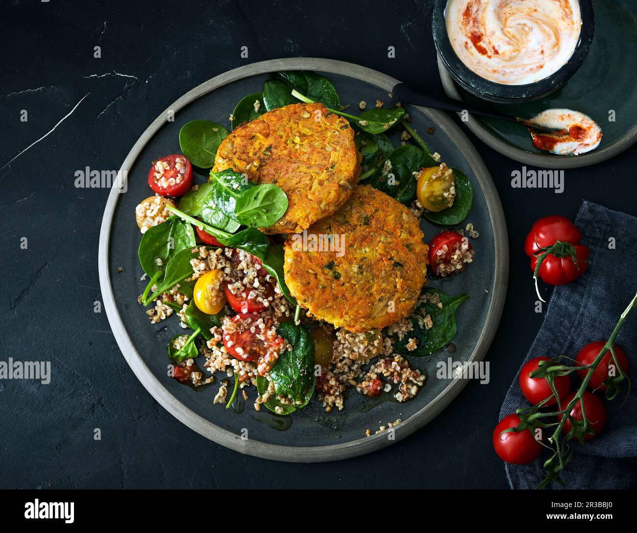 Polpette di lenticchie con insalata di spinaci Foto Stock
