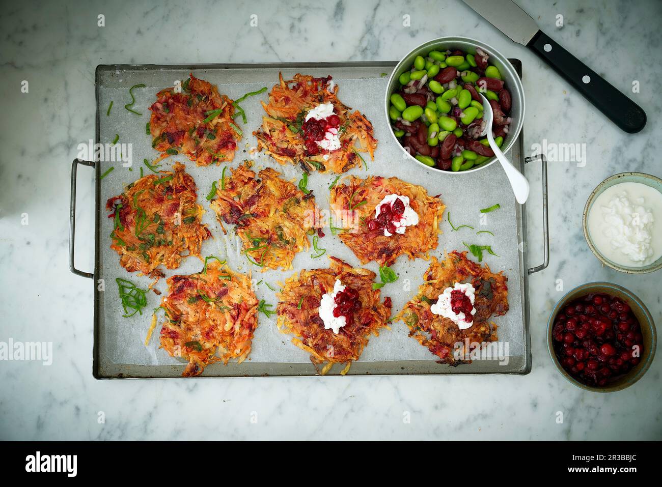 Frittelle di patate con ricotta e mirtilli rossi Foto Stock