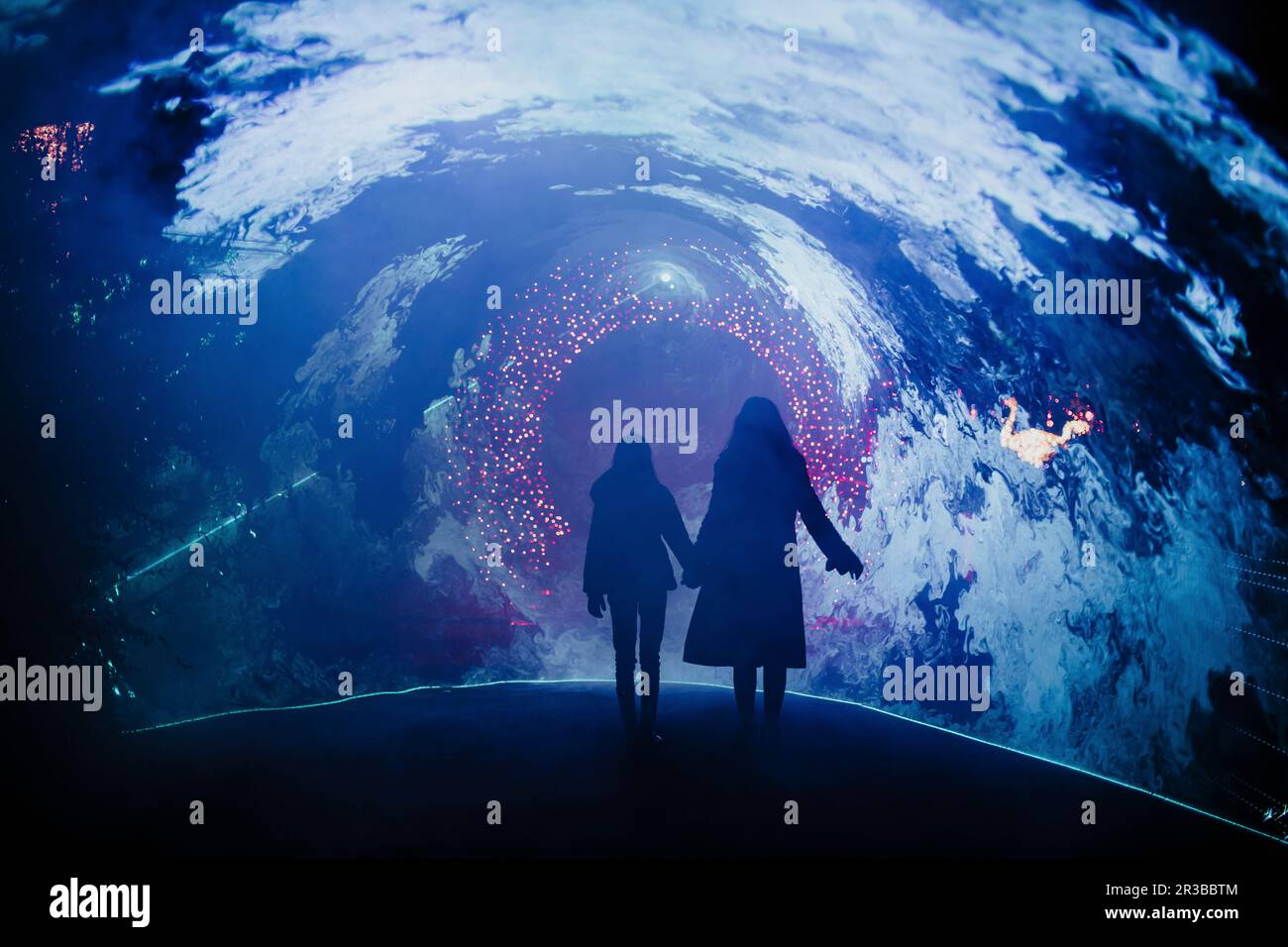 Silhouette di madre e figlia guardando le luci di Natale Foto Stock