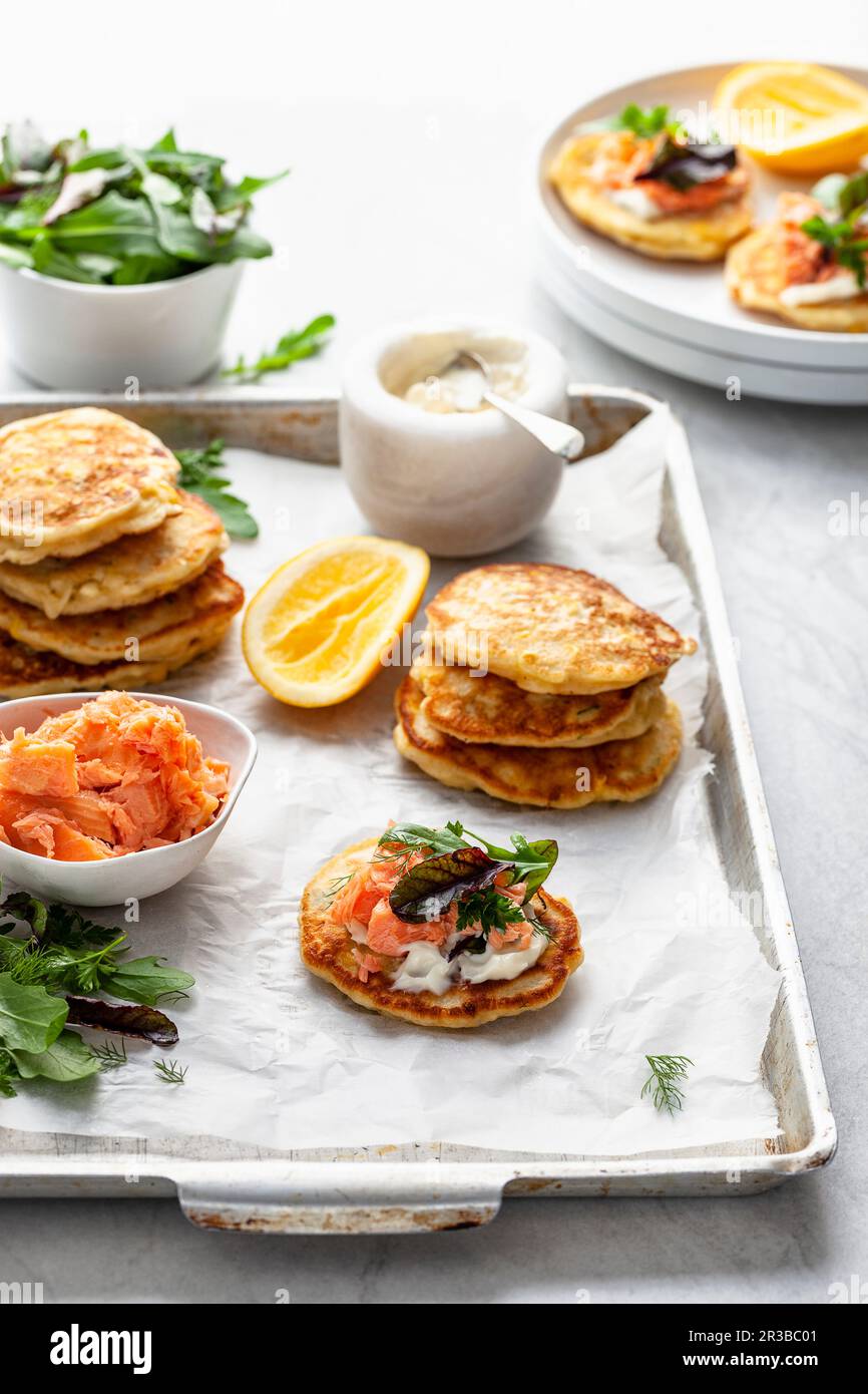 Frittelle di mais al salmone Foto Stock