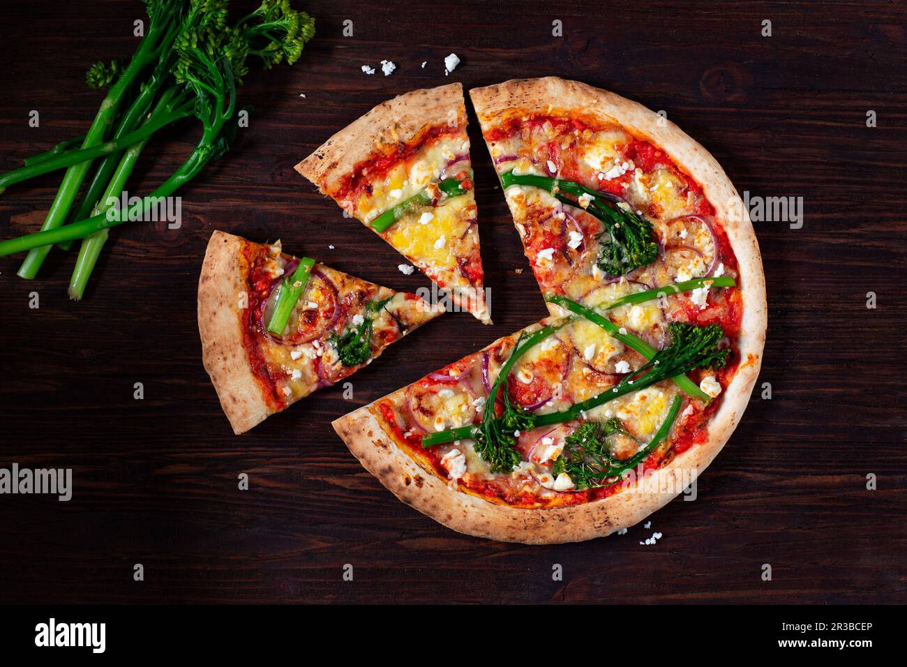 Pizza di verdure con bimi, pomodori, cipolle rosse e feta Foto Stock