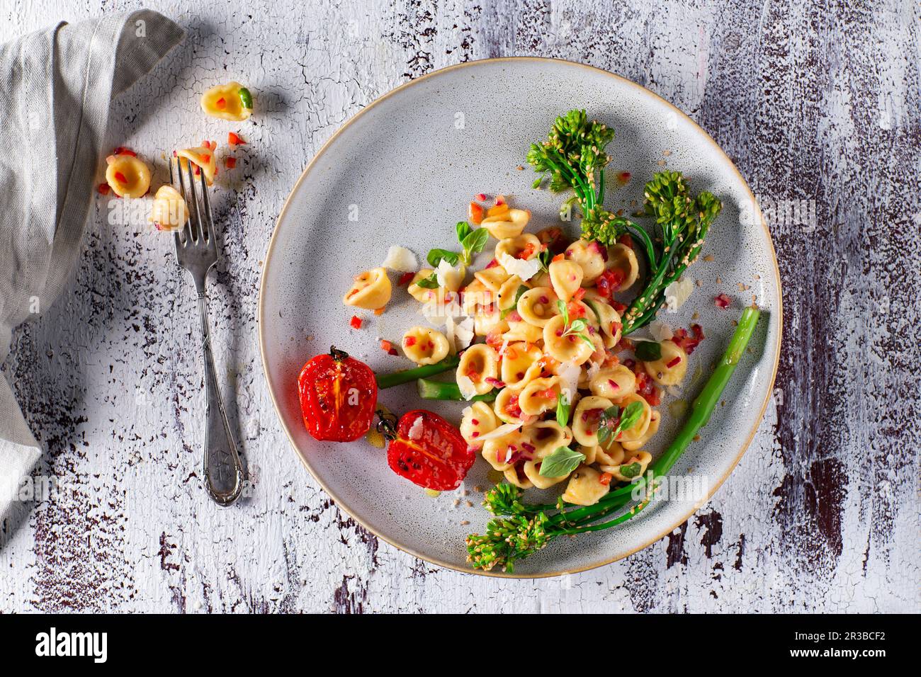 Orecchiette con bimi (broccolini) e pomodori arrostiti Foto Stock
