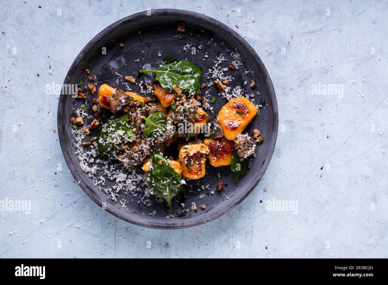 Gnocchi di zucca con spinaci e parmigiano Foto Stock