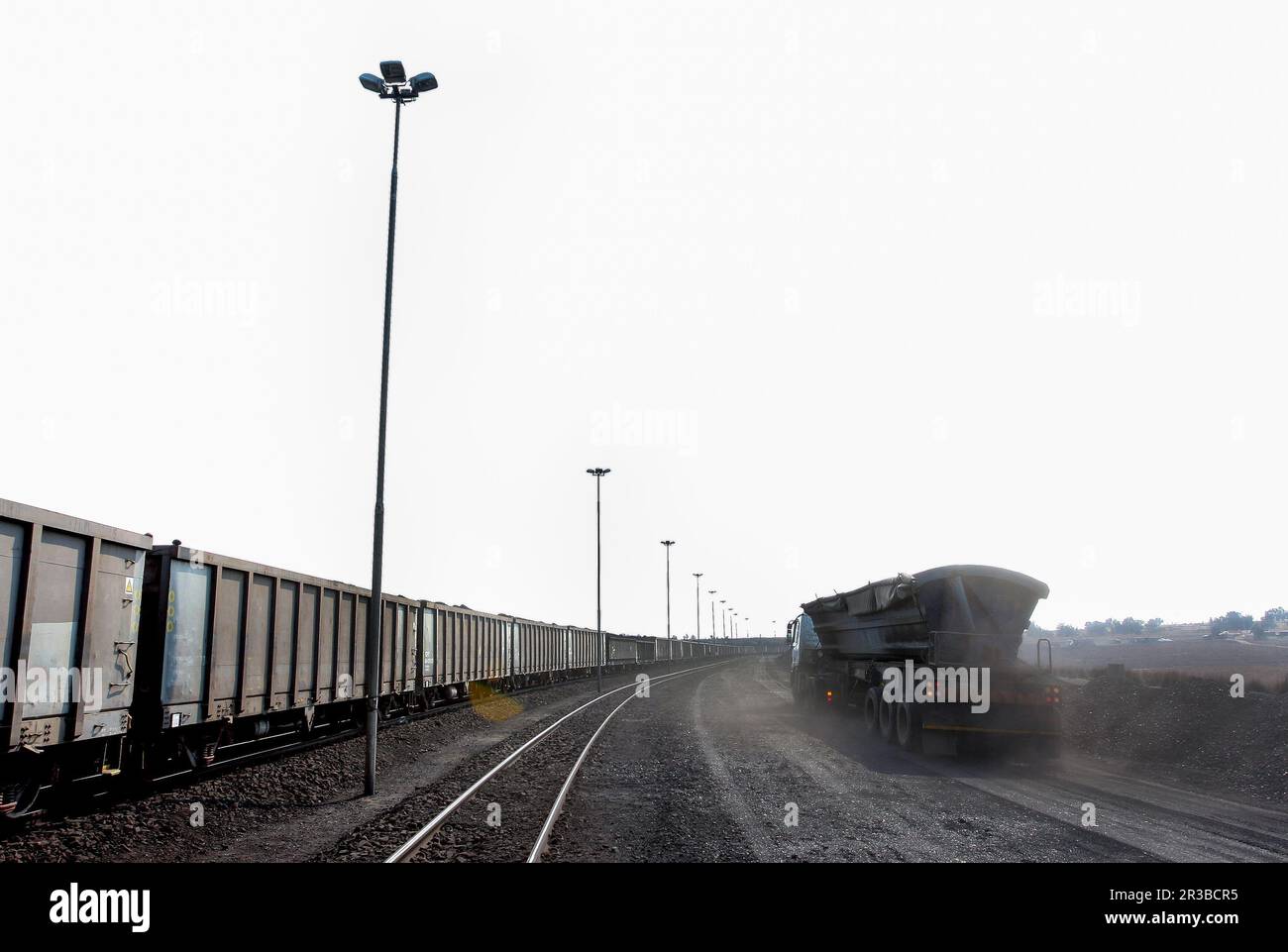 Carbone vicino a un binario in attesa di essere messo su un treno Foto Stock