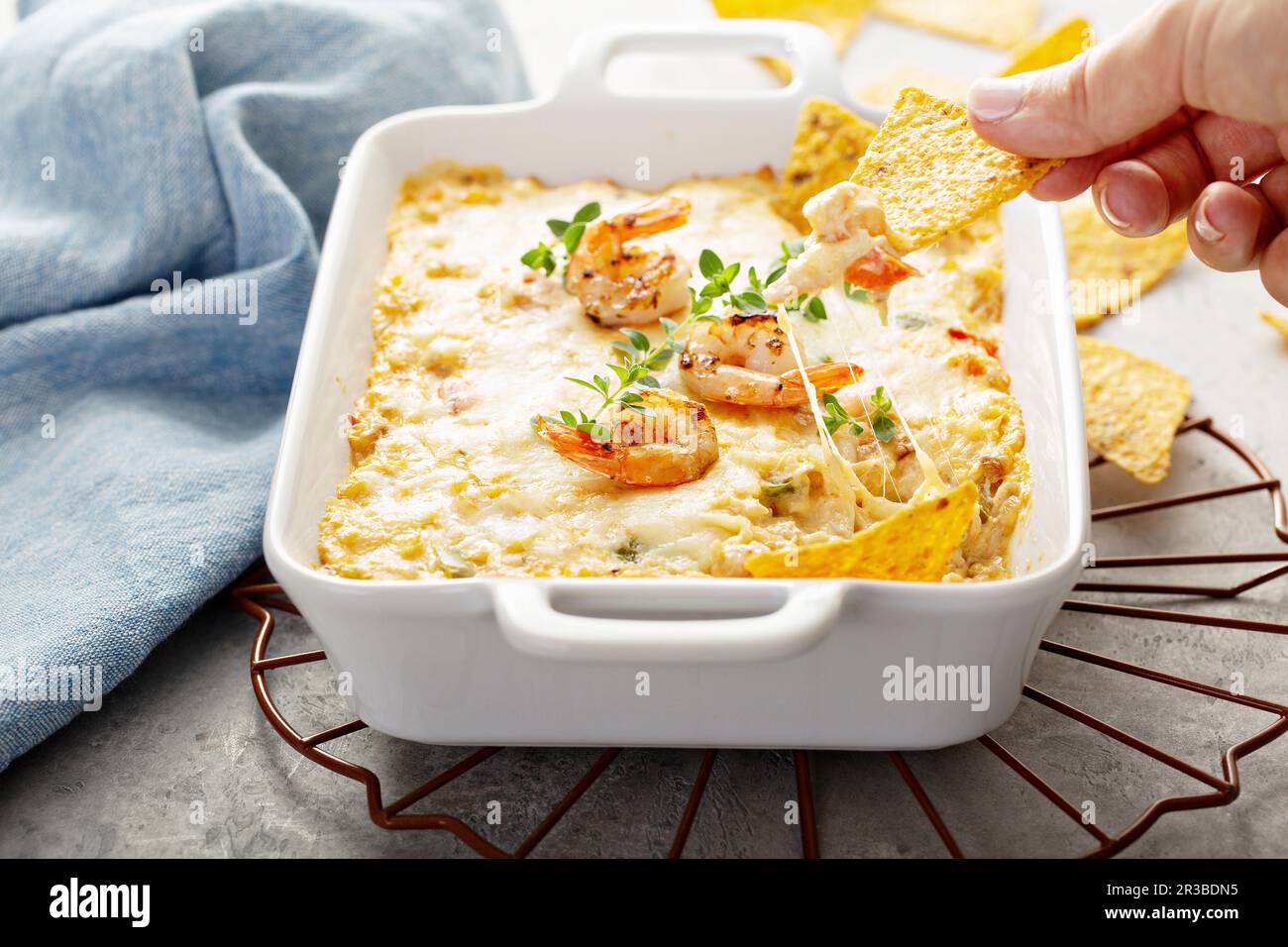 Salsa di formaggio piccante e gamberetti con patatine di tortilla Foto Stock