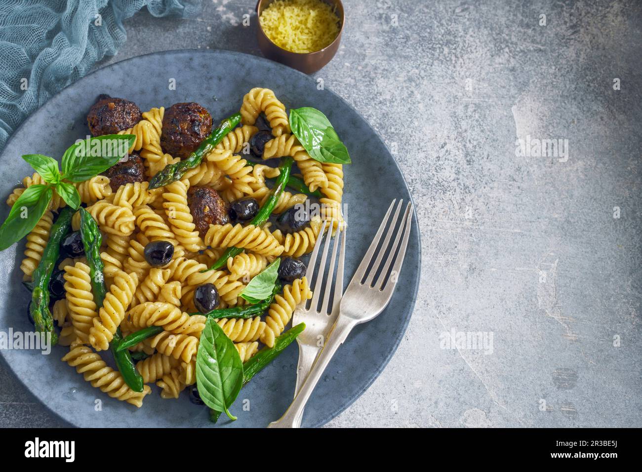 Rotini con polpette, asparagi e olive Foto Stock