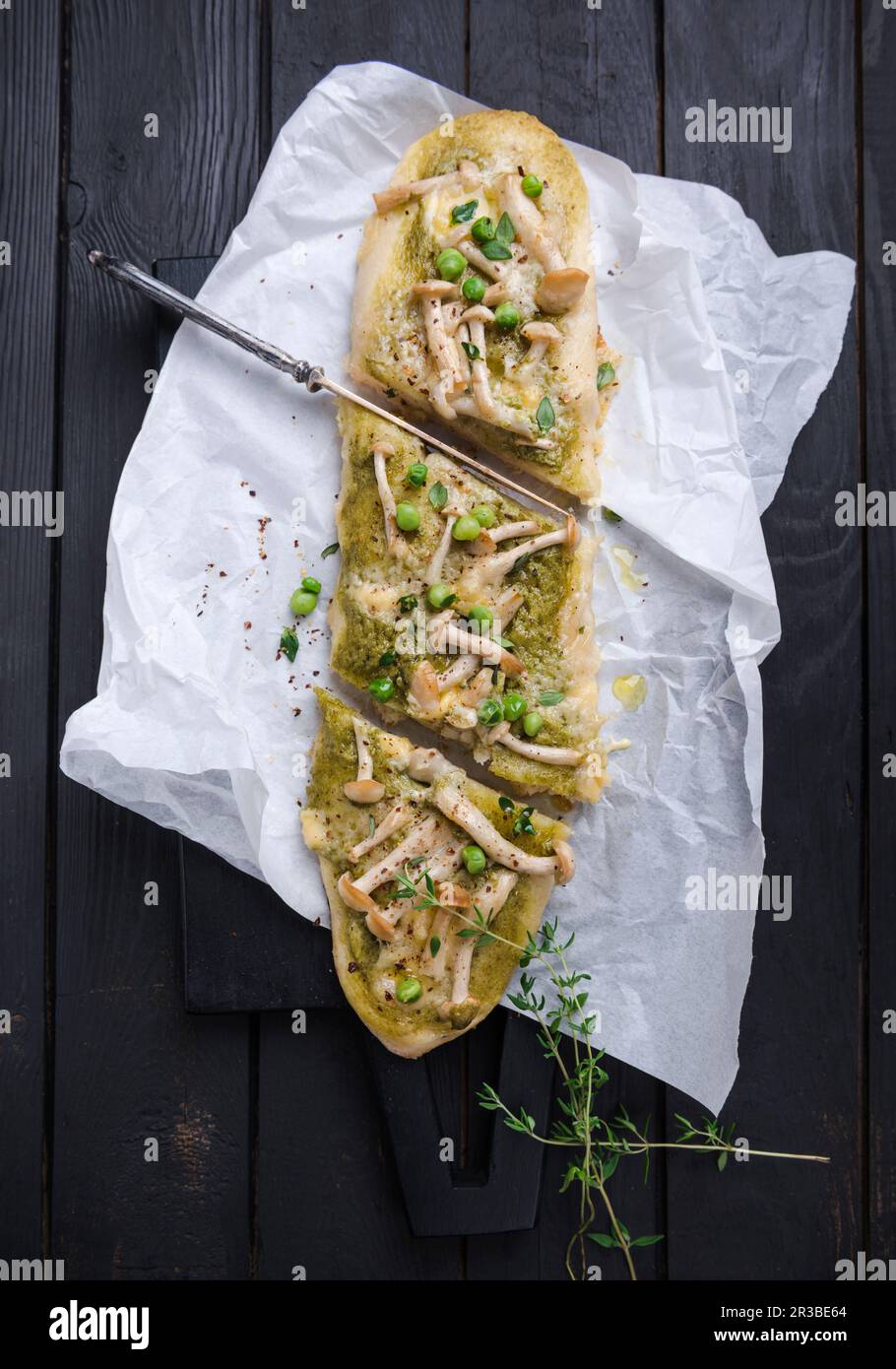 Pizza vegana con pesto piccante, faggi bianchi e piselli Foto Stock