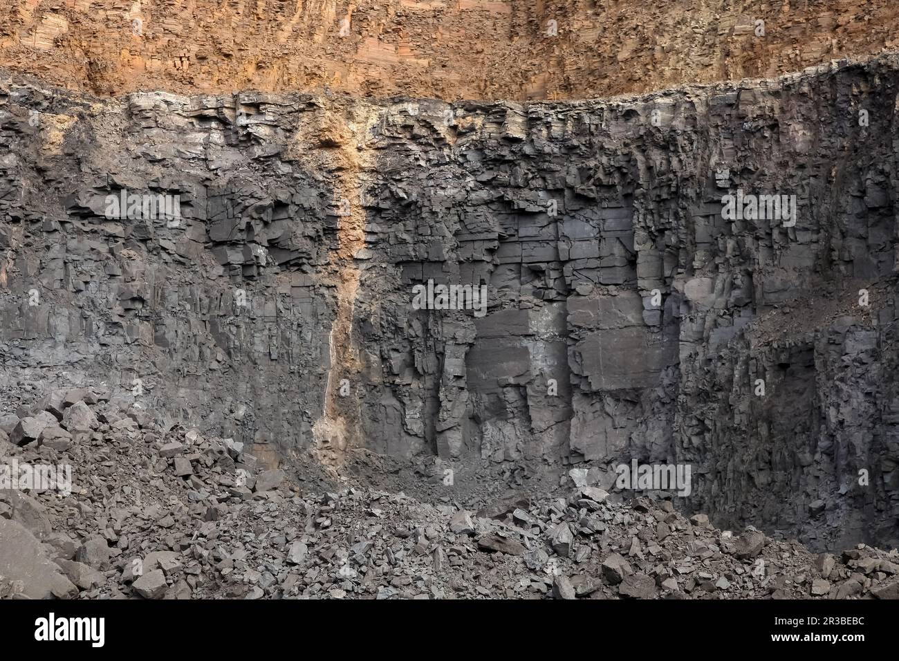 Open pit manganese Mining strati di roccia Foto Stock