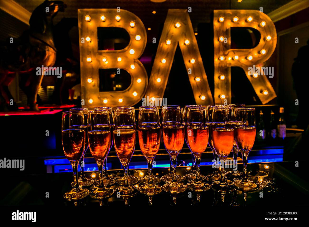 Bicchieri da cocktail al banco del bar Foto Stock