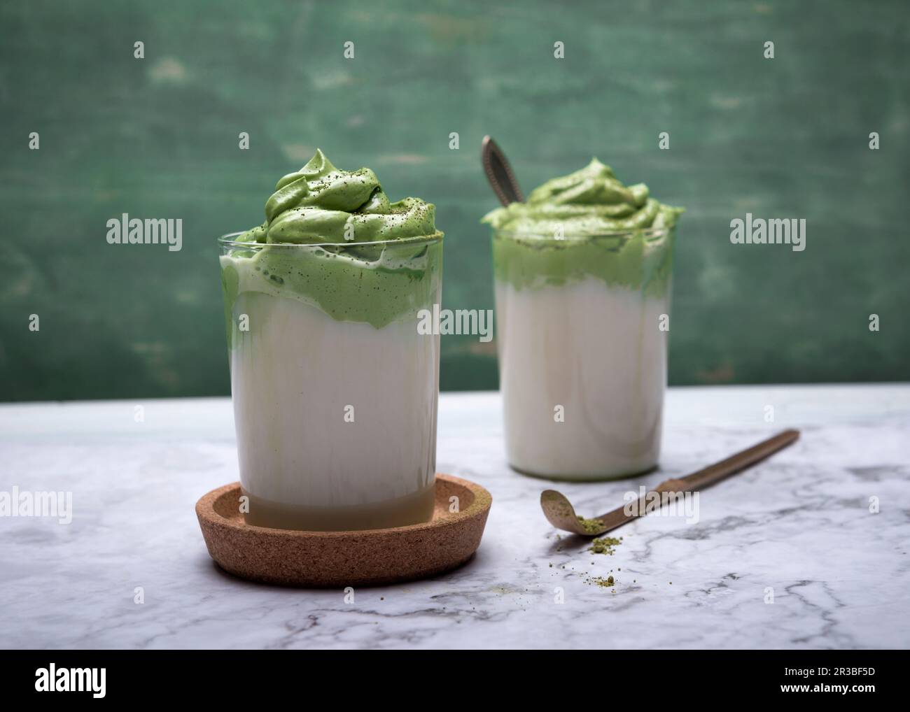 Mattcha vegana di Dalgona con latte di mandorla Foto Stock