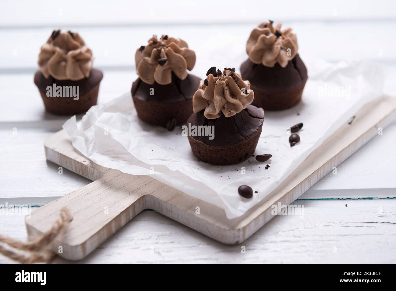 Tortine di caffè vegano e cioccolato con crema di torrone Foto Stock