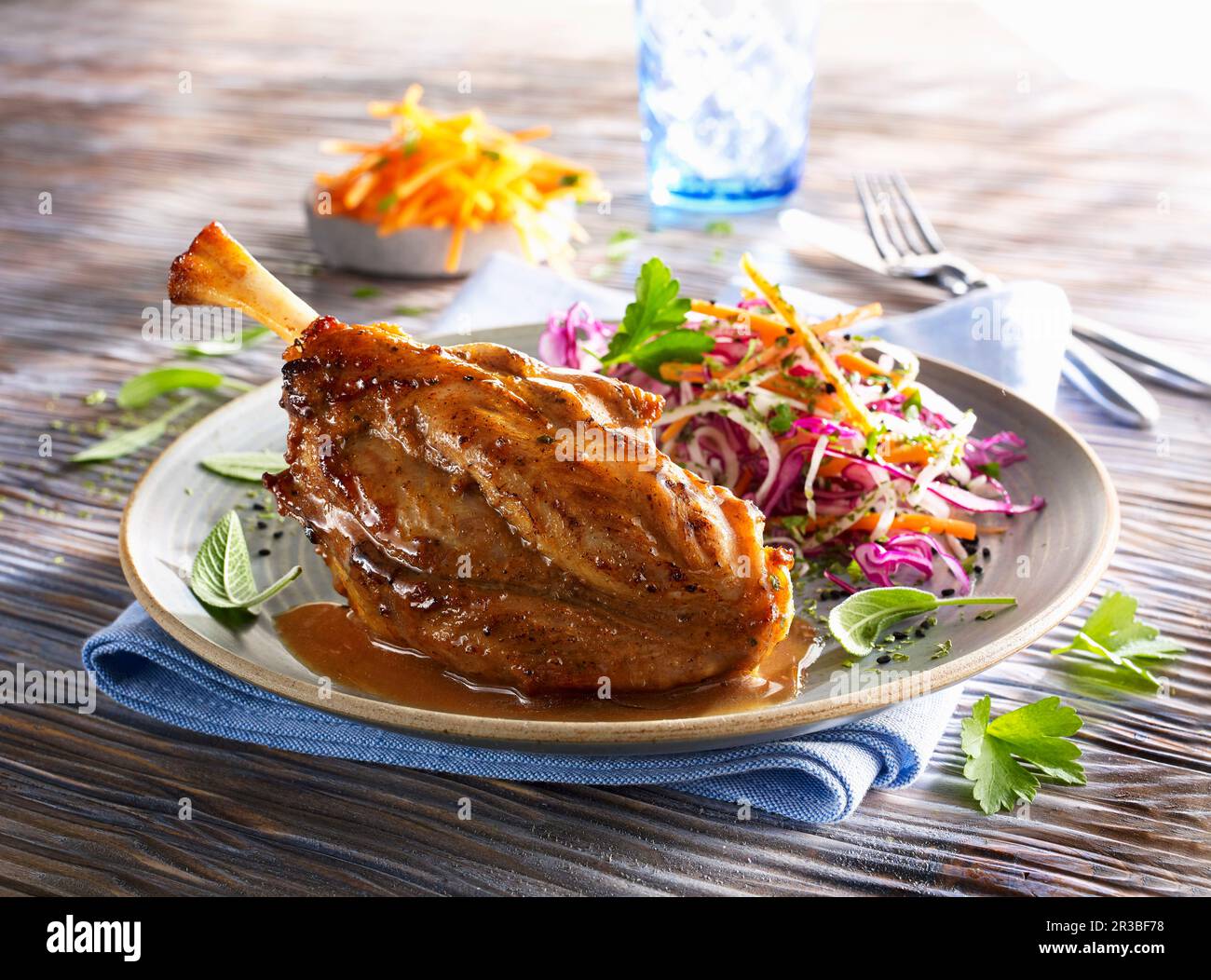 Stinco di maiale con coleslaw Foto Stock