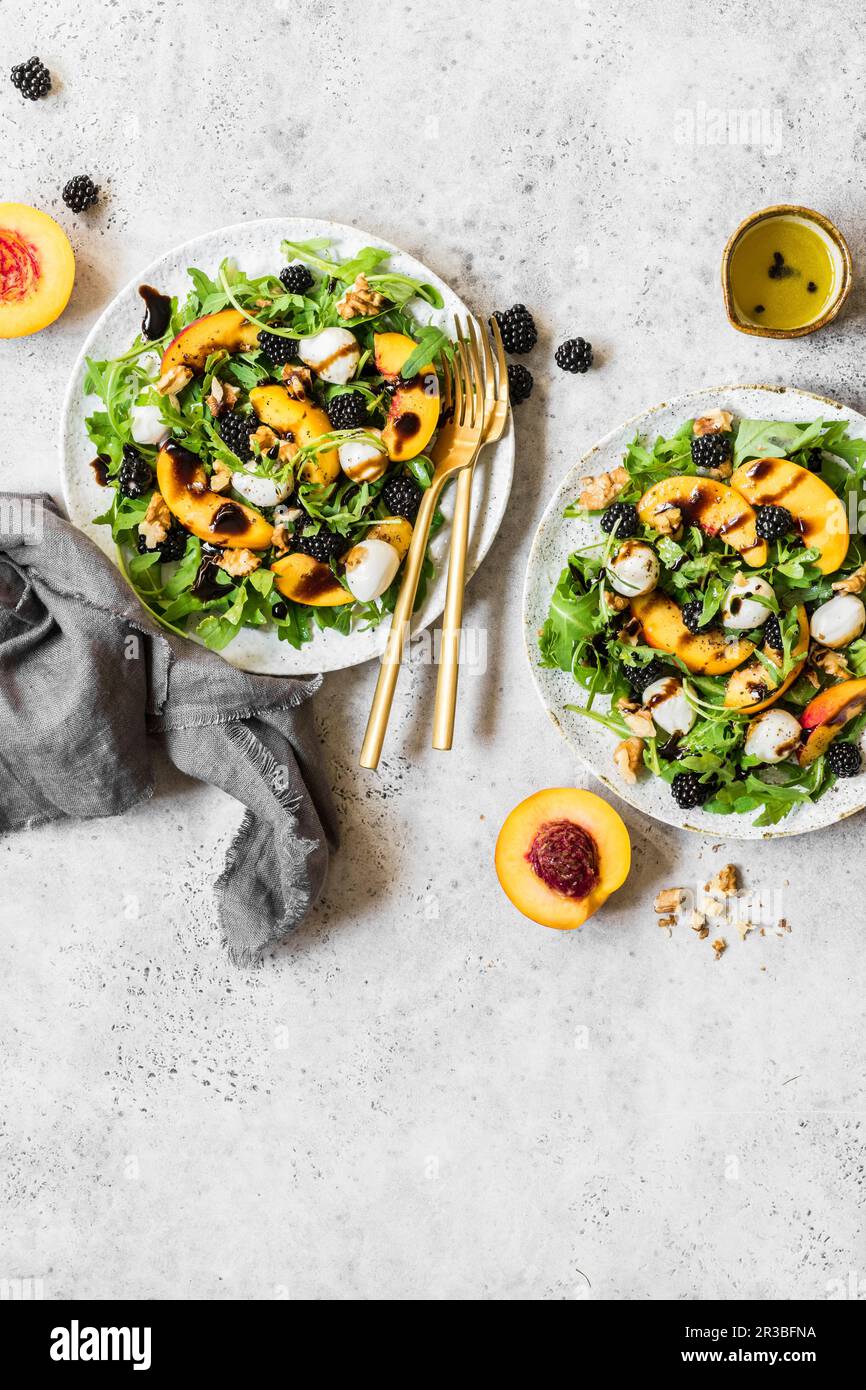 Rucola, mozzarella, nettarine, mora e noce con miele Foto Stock