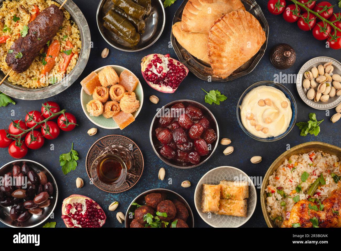 Ramadan kareem Iftar tavolo da festa con assortiti piatti tradizionali arabi festosi, dolci, datteri Foto Stock