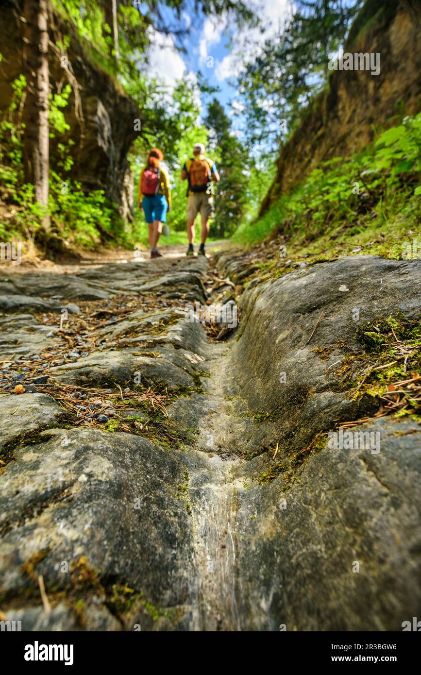 Austria, Tirolo, Coppia escursionistica a piedi lungo l'antica strada romana Via Augusta Foto Stock
