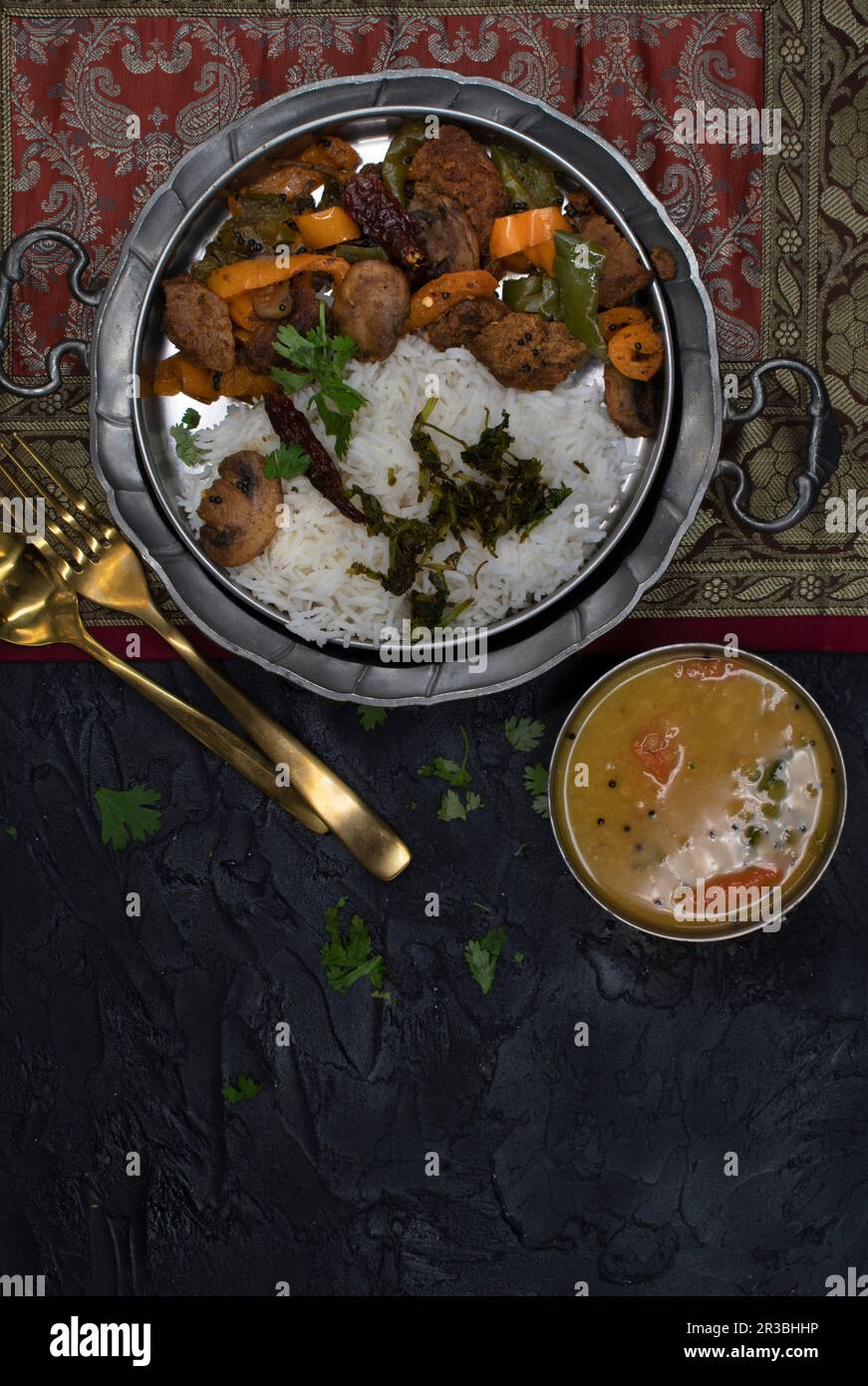 Curry di seitan con funghi, peperoni, riso e stufato di lenticchie Foto Stock