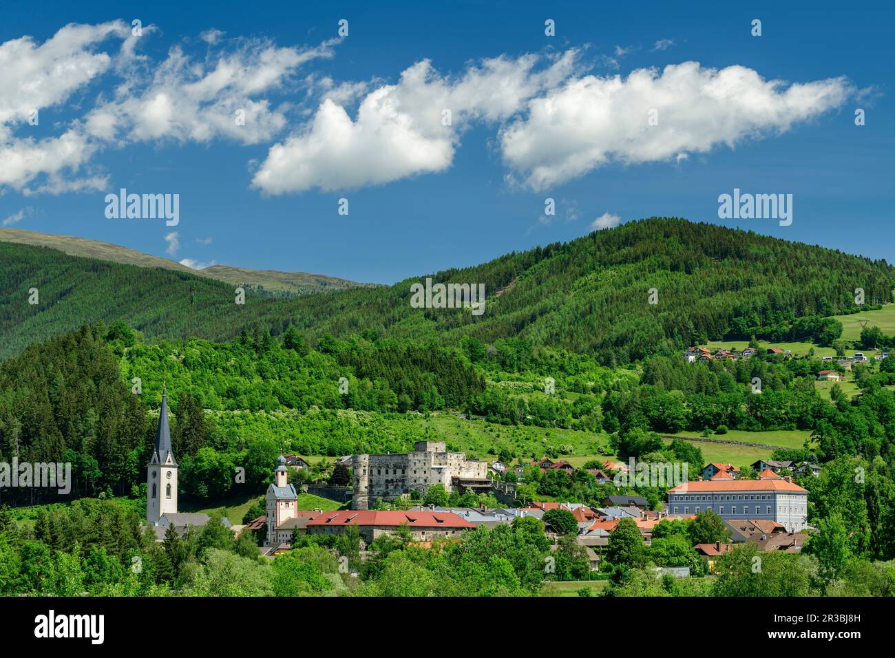 Austria, Carinzia, Gmund, Città con colline boscose sullo sfondo Foto Stock