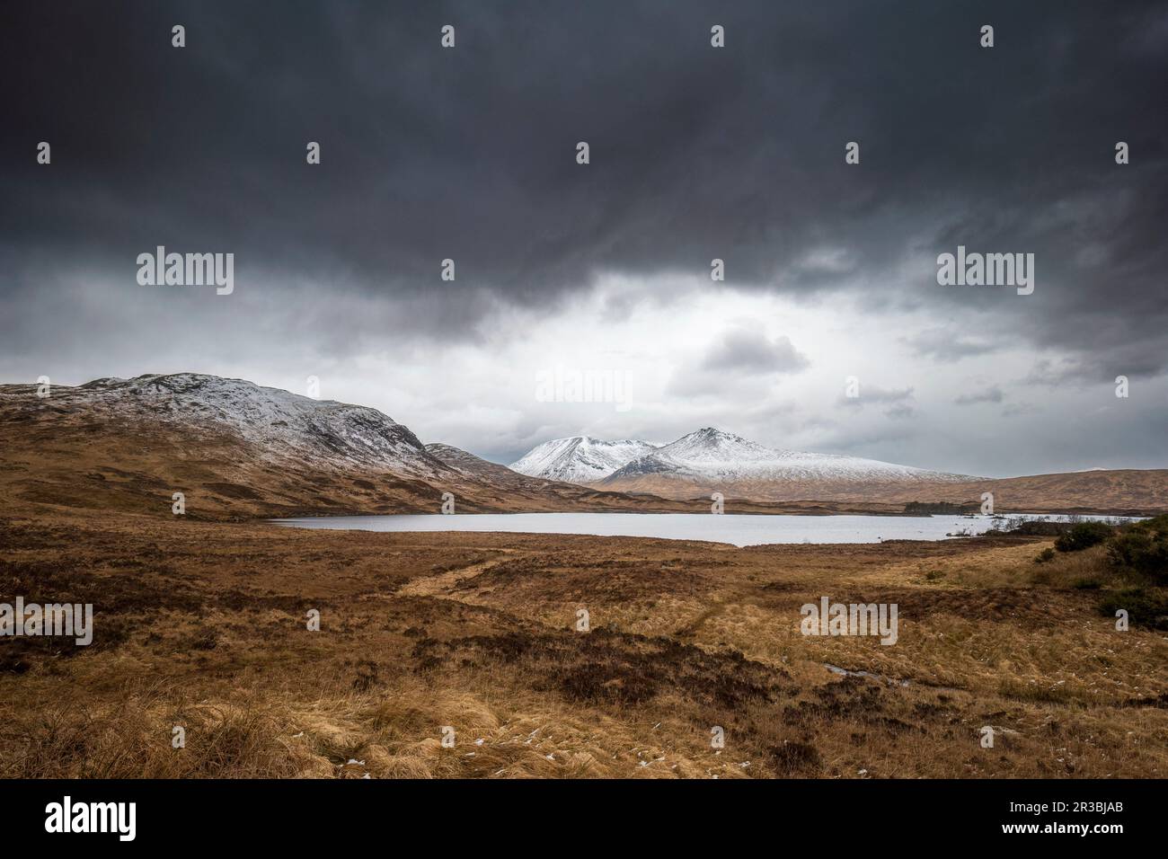 Regno Unito, Scozia, tempesta nuvole che si radunano sul lago a Rannoch Moor Foto Stock