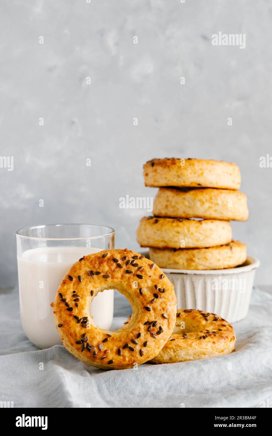 Formaggio di ricotta e bagel di formaggio con semi di lino e latte Foto Stock