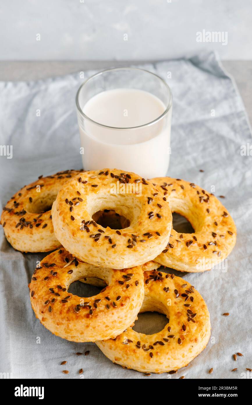 Formaggio di ricotta e bagel di formaggio con semi di lino e latte Foto Stock