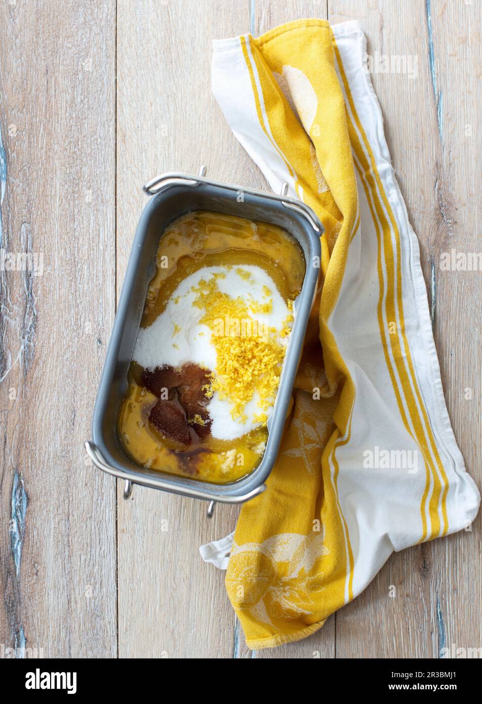 Preparare la torta al limone in una macchina per il pane Foto Stock