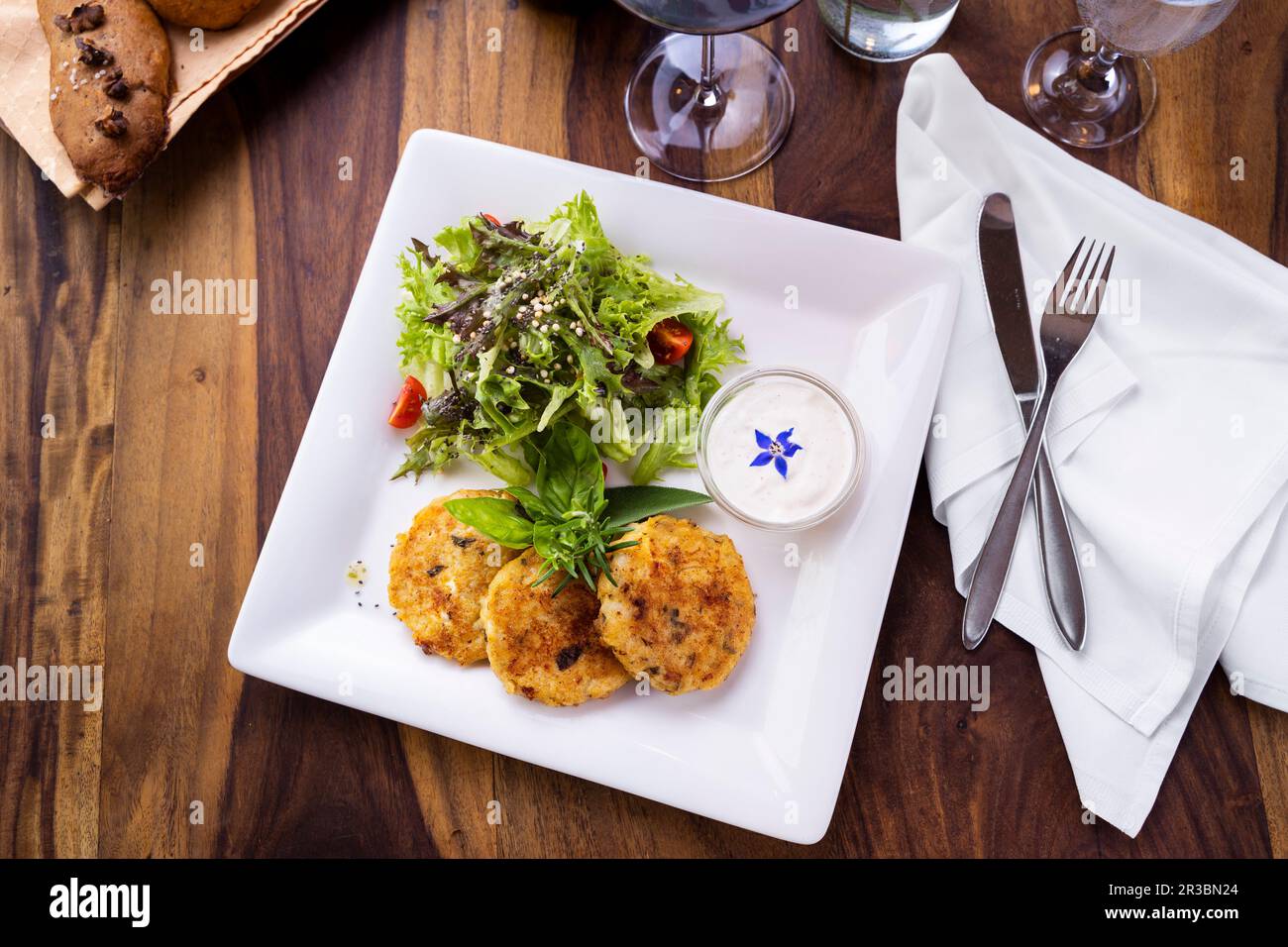 Frittelle di patate e verdure con insalata colorata e salsa allo yogurt Foto Stock