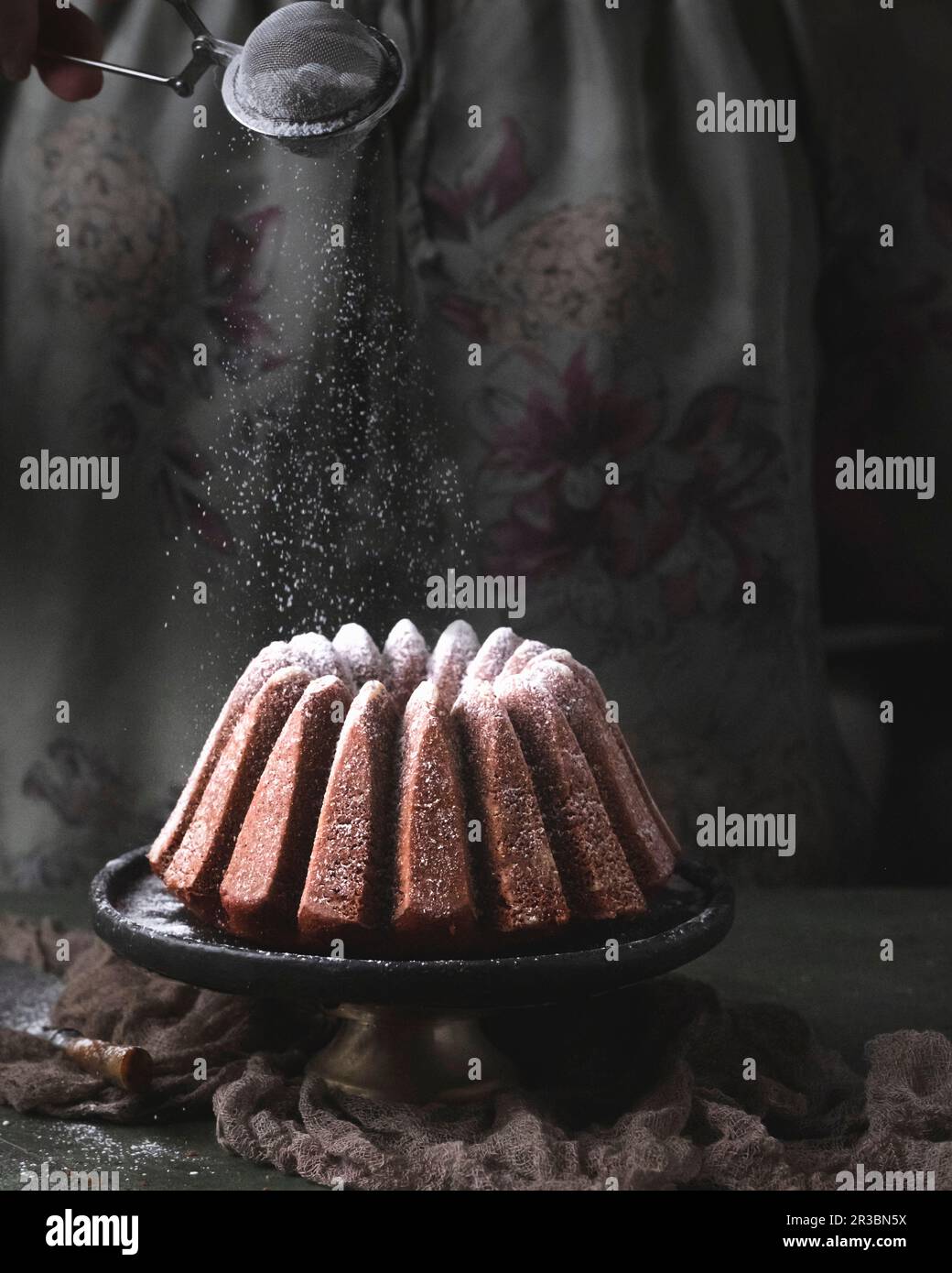 Torta Bundt con zucchero a velo spolverato Foto Stock