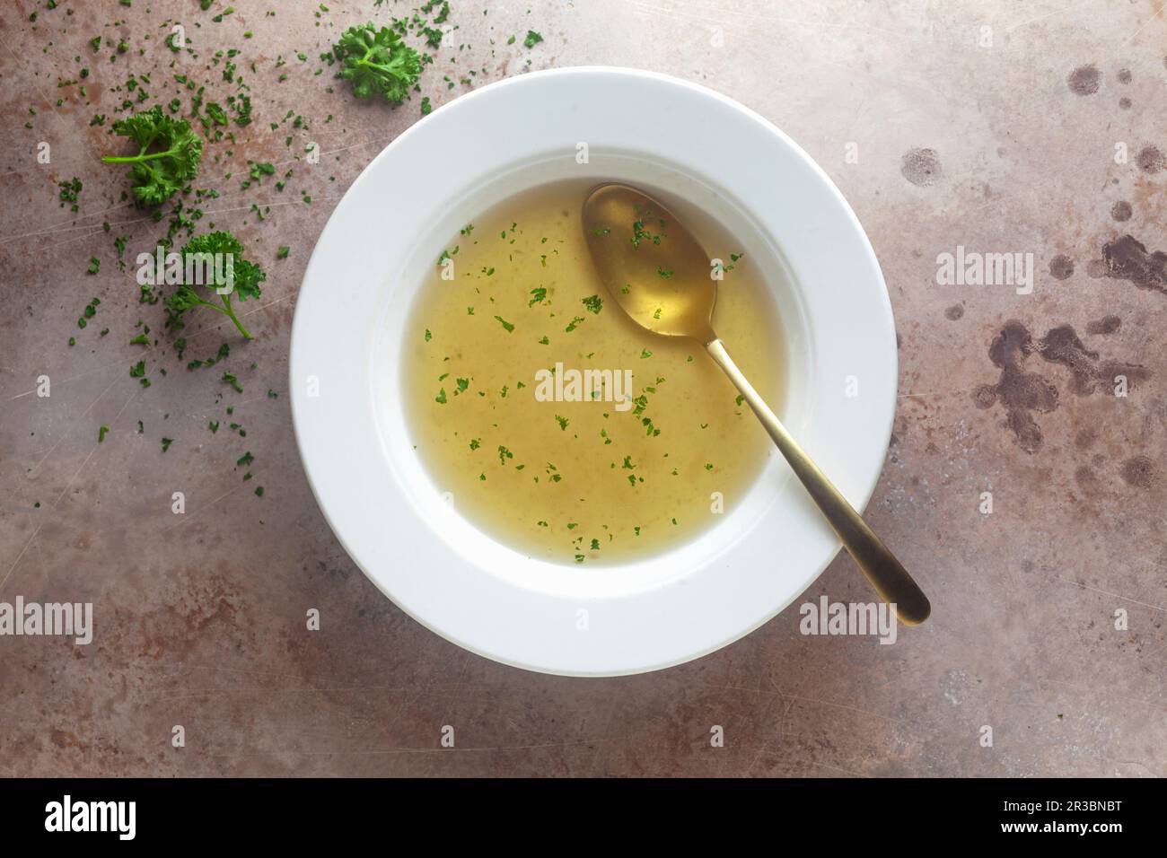 Una ciotola di brodo vegetale chiaro Foto Stock