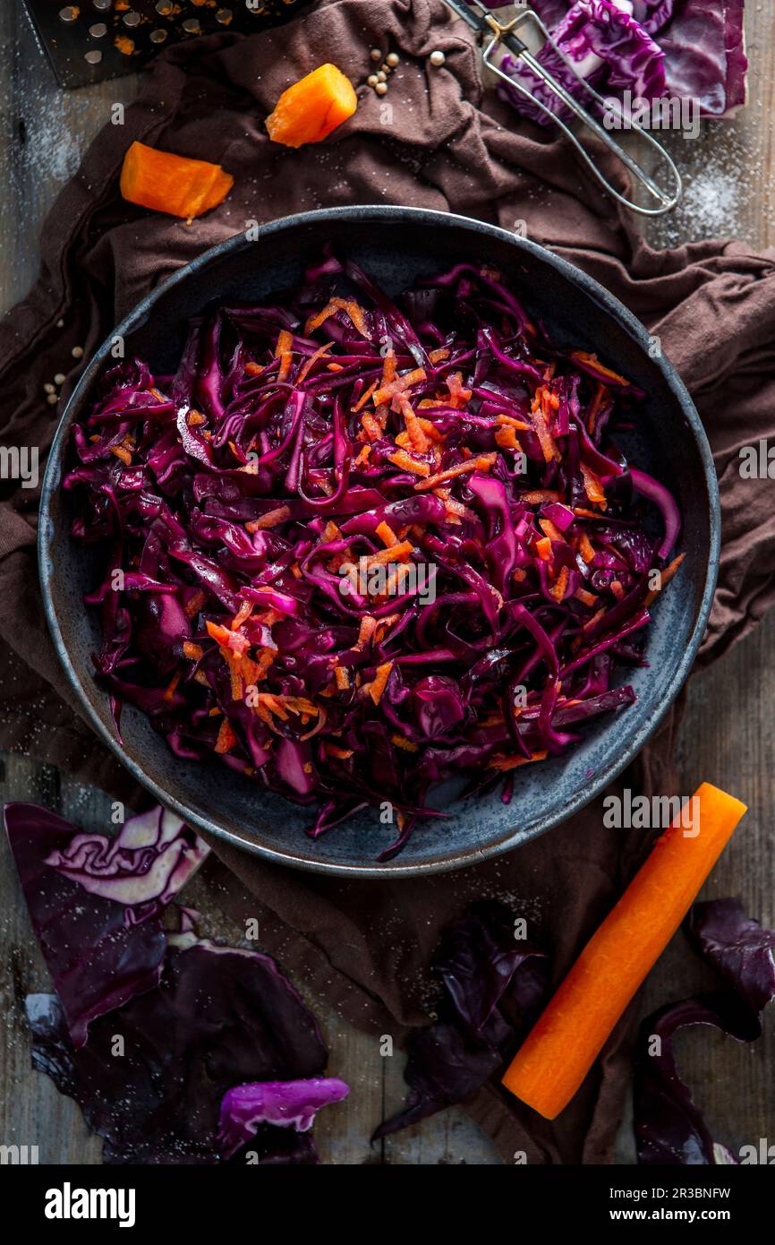 Cavolo rosso con carote Foto Stock