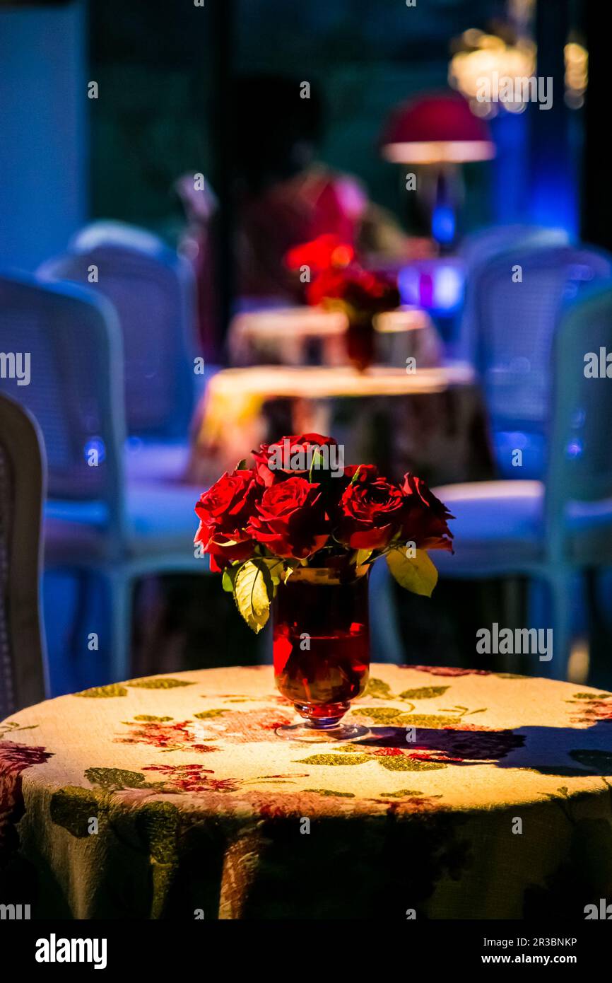 Tavoli da cocktail a eventi di festa o cena di gala con fiori e illuminazione da buongustai Foto Stock