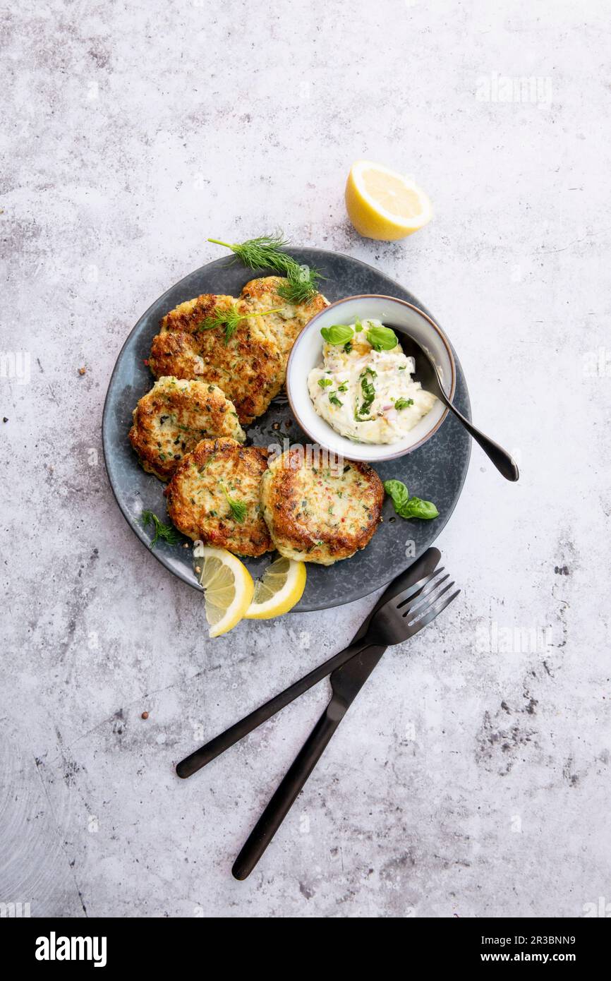 Torte di pesce con un tuffo di quark-senape Foto Stock