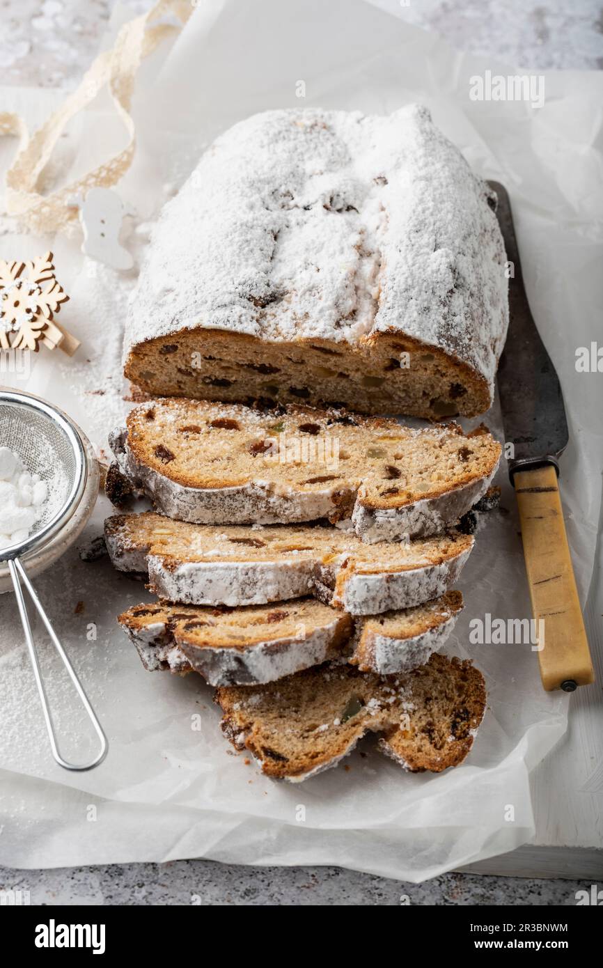 Stollen - pane di Natale tedesco con noci, spezie e canditi Foto Stock