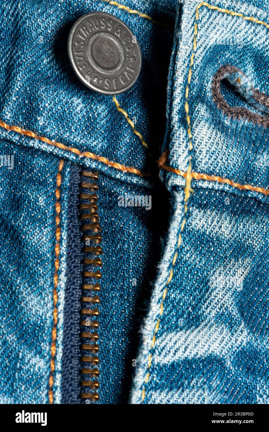La zip di Levi vola sui jeans blu da uomo Foto Stock