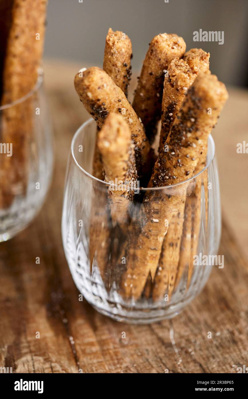 Grissini senza glutine a base di farina di mandorle, lino macinato e  parmigiano Foto stock - Alamy