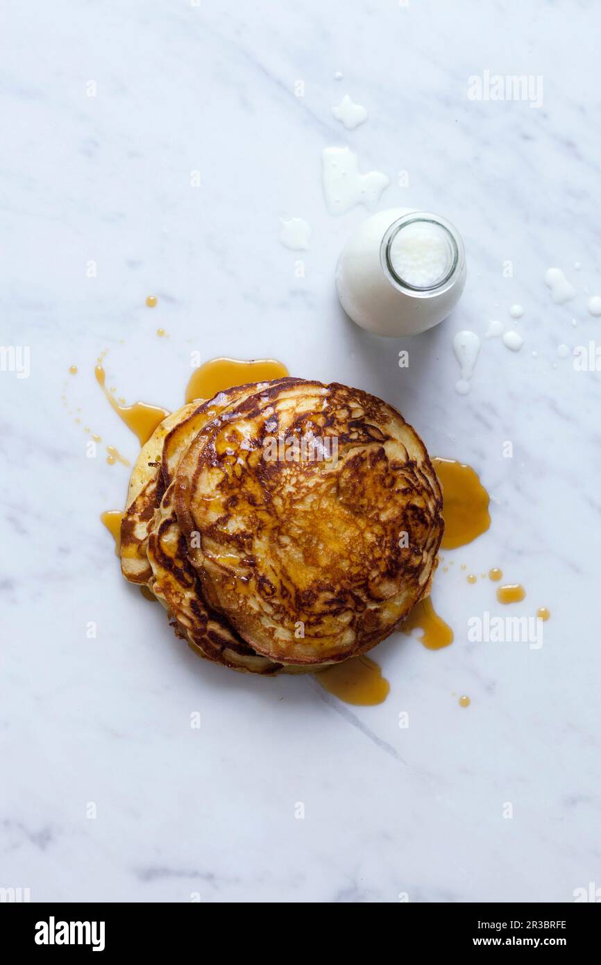 Frittelle al latticello con sciroppo d'acero Foto Stock