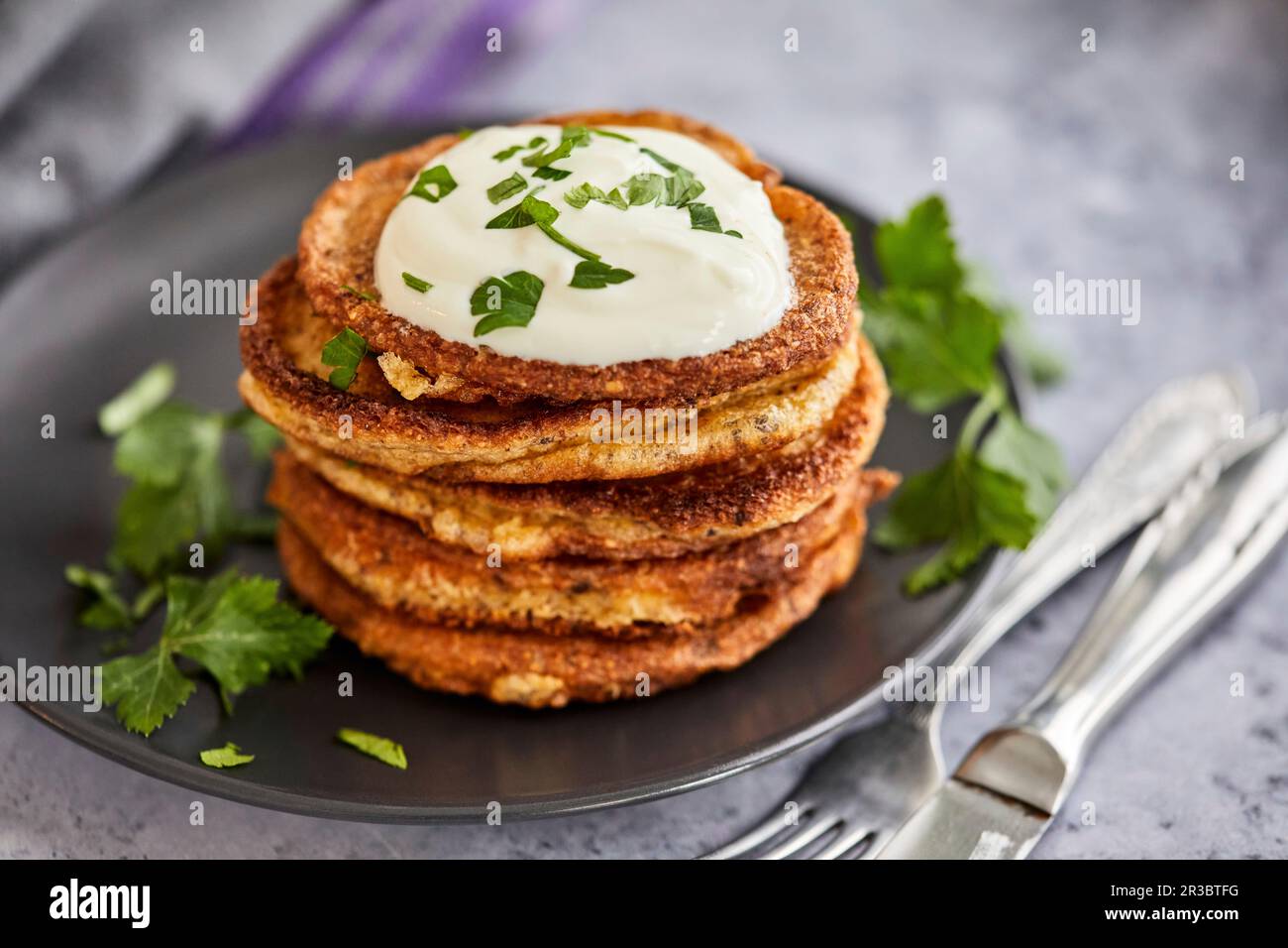 Frittelle vegetariane servite con salsa di yogurt Foto Stock
