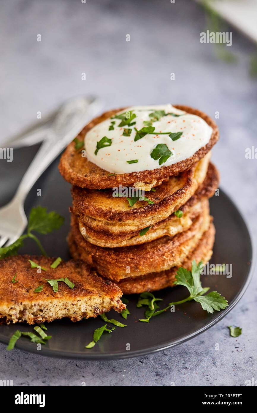 Frittelle vegetariane servite con salsa di yogurt Foto Stock