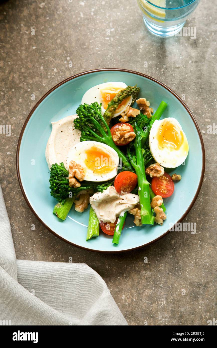 Insalata di uova al curry con broccolini Foto Stock