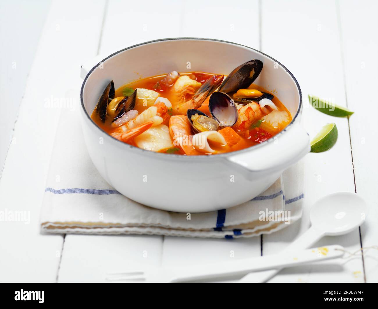 Pesce stufato in bianco smaltato piatto Casserole Foto Stock