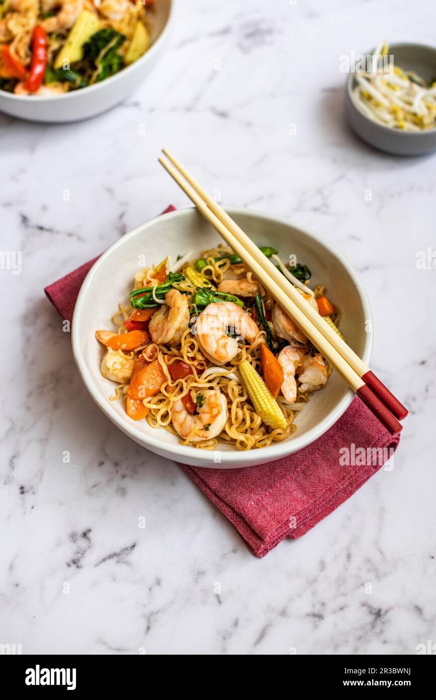 Prawn Chow Mein con Ramen Noodles Foto Stock