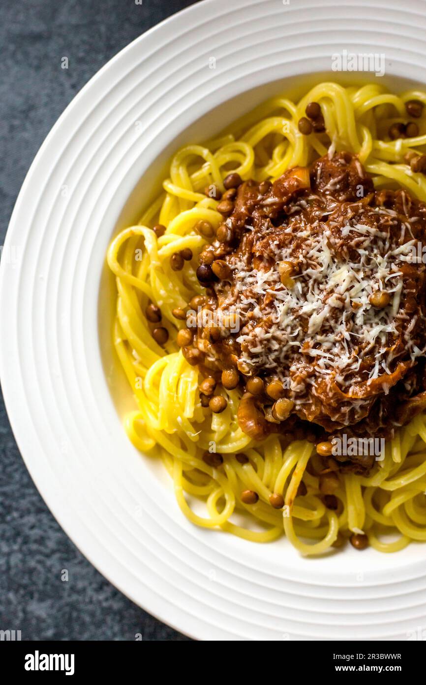 Pasta con lenticchie bolognese Foto Stock