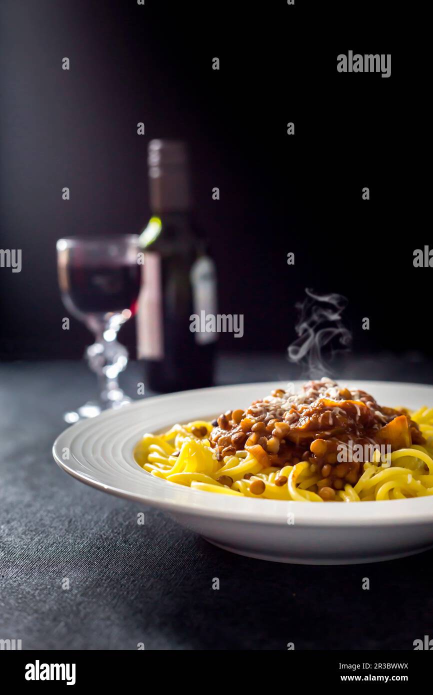 Pasta con lenticchie bolognese Foto Stock
