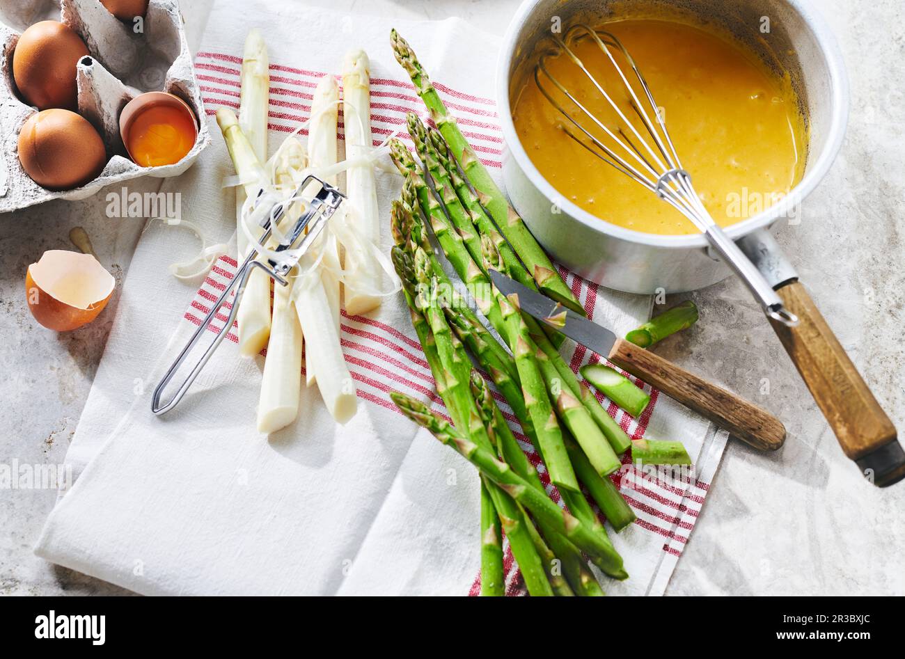 Due tipi di asparagi e ingredienti per la salsa di piatti Foto Stock