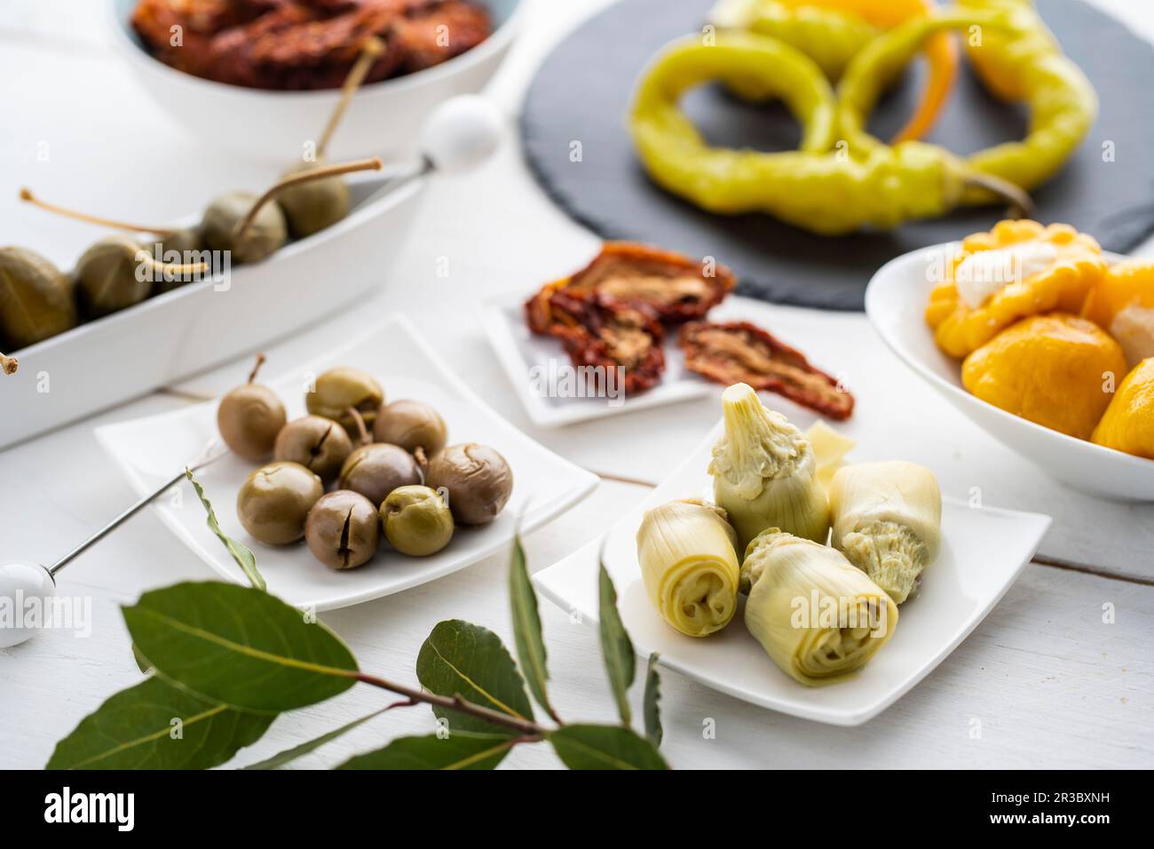Antipasti diversi: Olive, carciofi, capperi, peperoncini Foto Stock