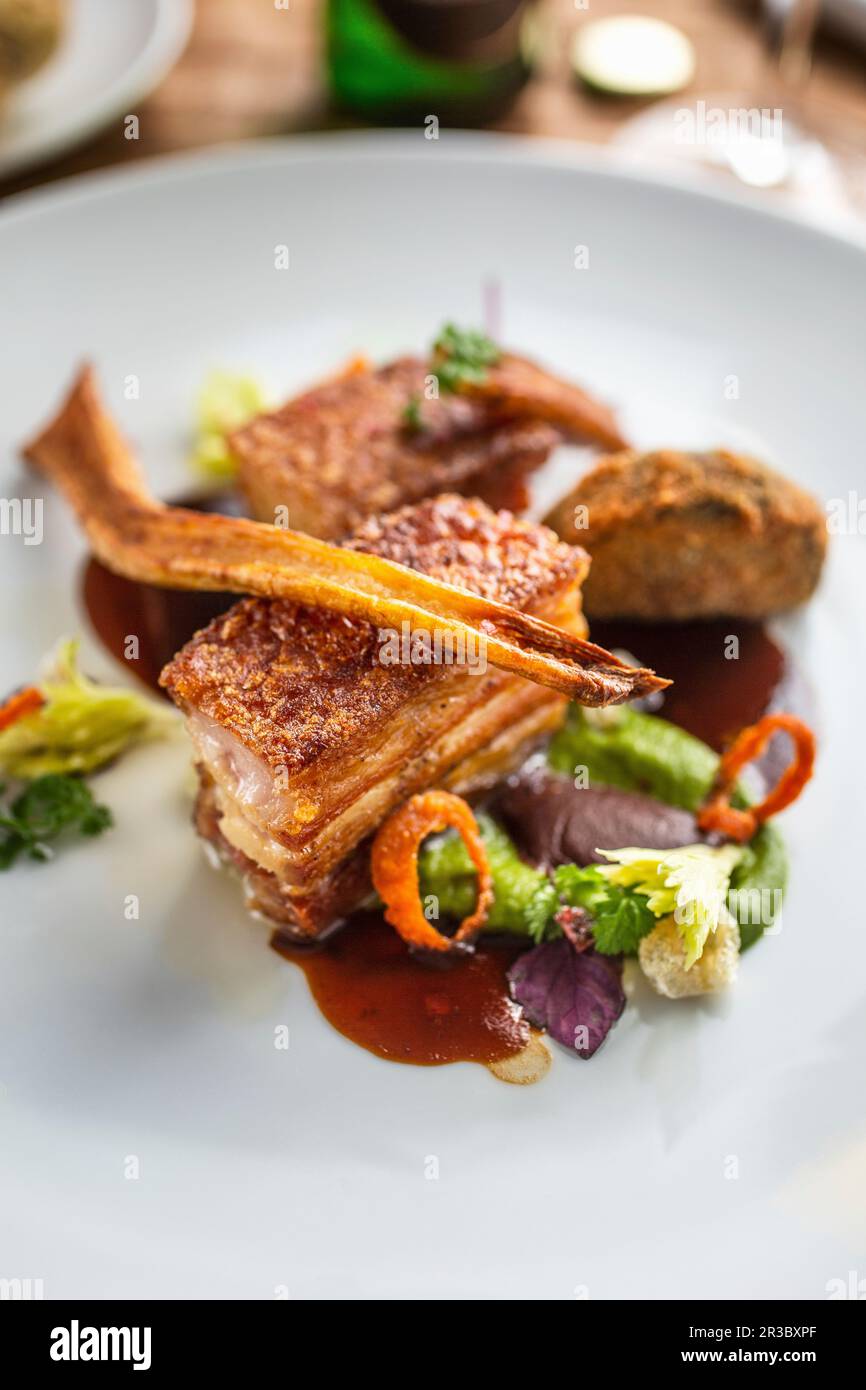 Pancia di maiale croccante con verdure Foto Stock