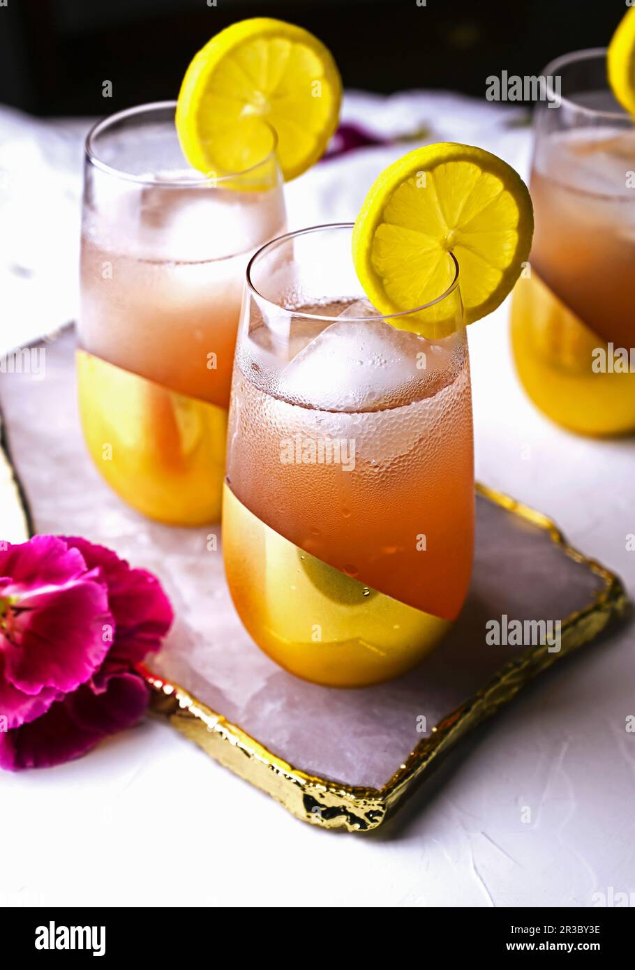Cocktail tropicale bikini rosa in bicchieri d'oro Foto Stock